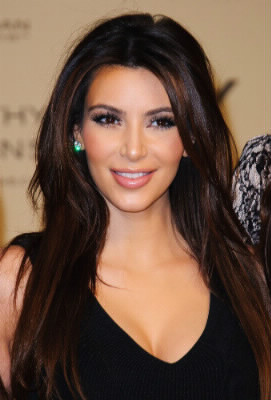 Kim Kardashian est devenue célèbre par :