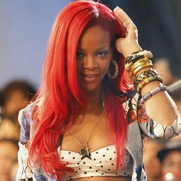 Quelle couleur de cheveux Rihanna a-t-elle en 2009 ?