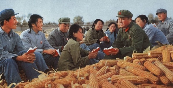 Le nom de Petit Livre rouge a été attribué en Occident aux pensées de Mao Zedong à cause de la couleur de son édition en format poche. En réalité le livre a pour titre :