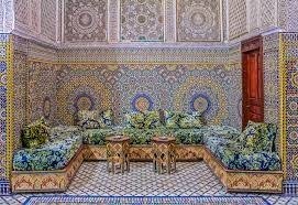 Comment appelle-t-on les mosaïques de céramique qui ornent les murs et les sols marocains ?