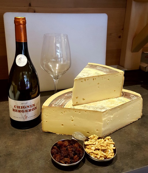Quel fromage utilise-t-on en complément du gruyère suisse pour réaliser la fameuse fondue moitié-moitié ?