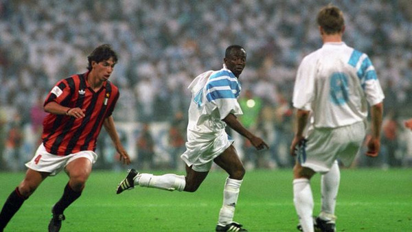 En 1993, c'est l'AC Milan qui remplace l'OM pour disputer une double finale contre...