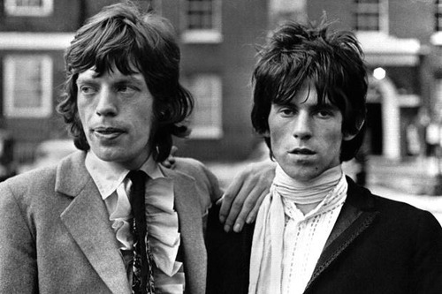 Vrai ou Faux : Mick Jagger et Keith Richards ont déjà fait de la prison pour possession de drogues.
