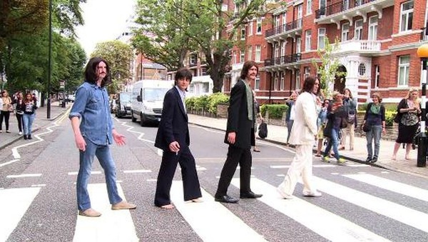Quel album des Beatles a pour couverture la célèbre image des quatre comparses traversant un passage piéton ?