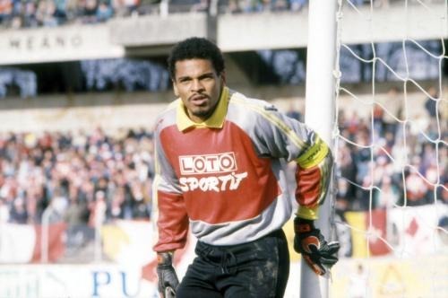 De retour à Lille pour quelques saisons, il quitte le club nordiste en 1989 pour rejoindre ...