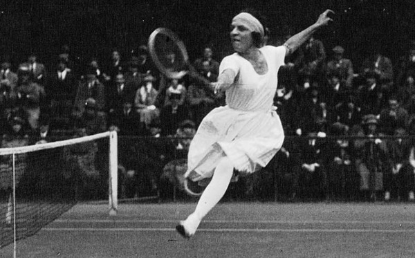 Le deuxième court principal du stade Roland-Garros porte le nom d’une star internationale du tennis féminin. De qui s’agit-il ?