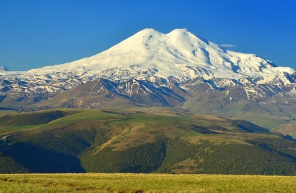 Dans quel pays se situe le mont Elbrouz ?