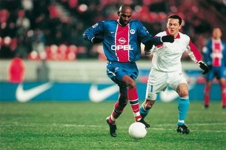 Quel est cet international brésilien qui rejoint le PSG à l'été 1999 ?