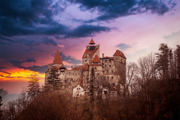 Où peut-on visiter le célèbre château de Bran, plus connu sous le nom de château de Dracula ?