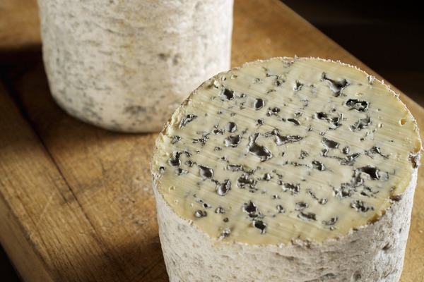 Quel type de fromage est fabriqué à Roche-en-Forez ?