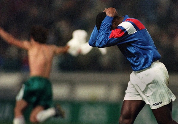 En Novembre 1993, quelle équipe prive Marcel de disputer son premier Mondial ?
