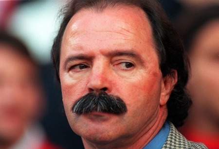 Qui est cet entraîneur à la moustache célèbre ?