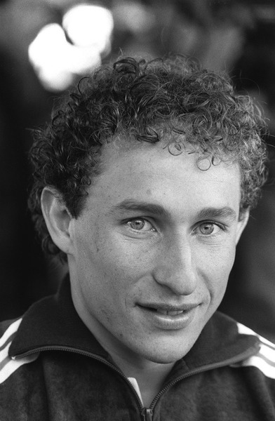 Le 26 février 1986, contre quelle équipe Jean-Pierre Papin a-t-il connu sa première sélection en équipe de France ?