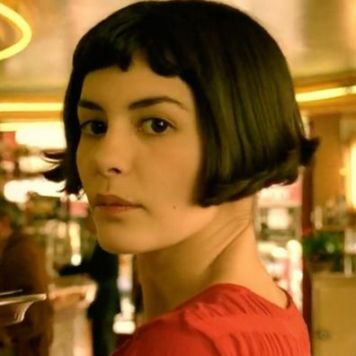 Jeune serveuse dans un bar de Montmartre, c'est Audrey Tautou qui joue le rôle: