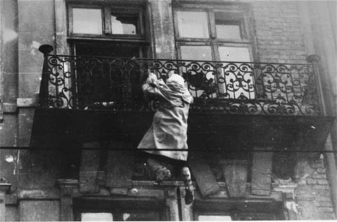 Après la répression du soulèvement du ghetto de Varsovie et pendant la démolition ...