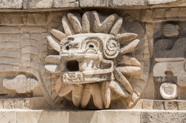 Quel(s) peuple(s) vénérai(en)t le serpent à plumes, Quetzalcoatl ?
