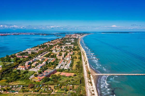 Comment s’appelle le cordon littoral qui s’étend sur une douzaine de kilomètres entre la lagune de Venise et la mer Adriatique ?