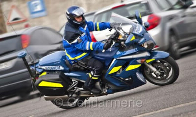 Quelle est la moto sur laquelle roulent nos amis les gendarmes sur cette photo ?