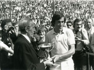 Vainqueur du Tournoi en 1973, Ilie Năstase est un ancien tennisman.....