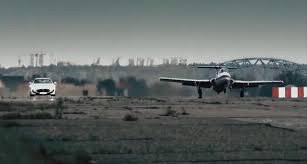 Dans l'épisode où Tanner et Rottlage font la course avion contre voiture, qui arrive le premier ?