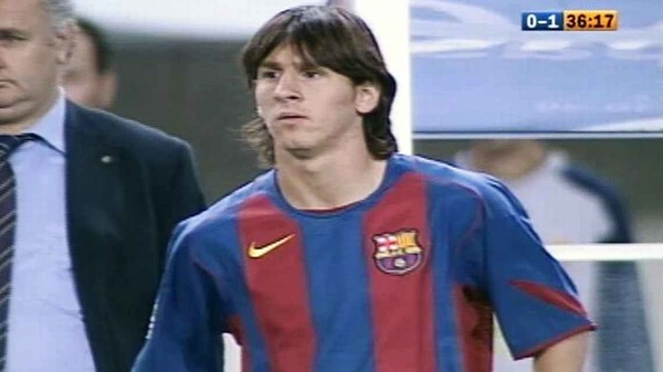 Quel entraineur barcelonais le lance pour son premier match pro en 2004 ?