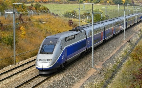 Quelle vitesse record a atteint le TGV français en 2007 ?