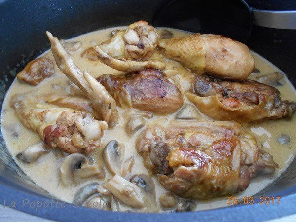 Comment s'appelle la sauce au bouillon et au beurre servie avec un poulet ?
