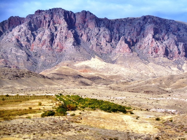 Quelle chaîne de montagnes recouvre 80% du territoire arménien ?