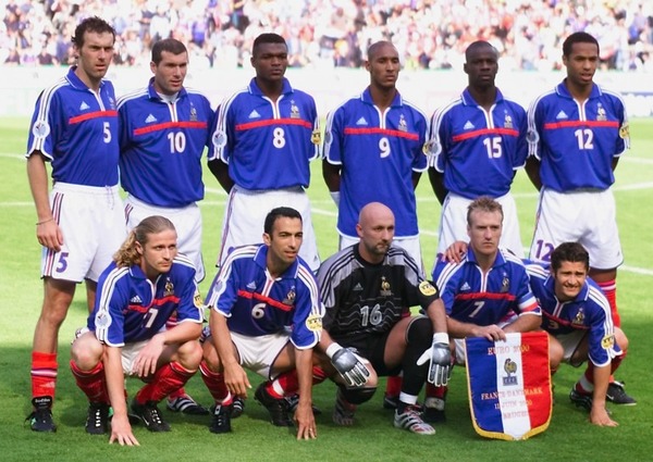 Dans le Groupe D, quelle équipe n'accompagnait pas l'équipe de France ?