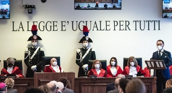 10 février, Italie : ouverture à Palerme du procès de la Mafia comptant ... inculpés.