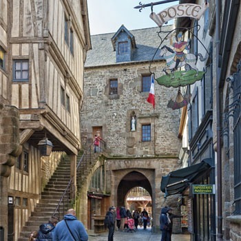 Combien d’habitants vivent à l’année sur le Mont-Saint-Michel ?