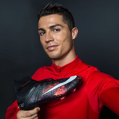 Ünlü Futbolcu Cristiano Ronaldo'nun Elinde Tuttuğu ayakkabının markası nedir ?
