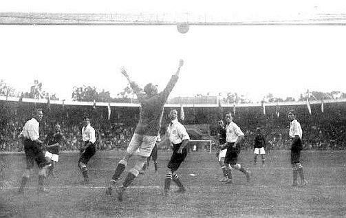 Lors des JO de 1908 et 1912, quelles finales ont donné la même confrontation et le même vainqueur ?