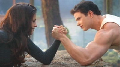 Dans quel tome Bella fait un bras de fer avec Emmet?