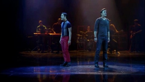 Quelle chanson Blaine chante-t-il avec son frère avant qu'ils se réconcilient ?
