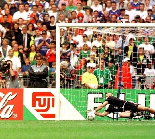 Lors du quart de finale du Mondial 98, de quel joueur Fabien Barthez a-t-il stoppé le tir ?