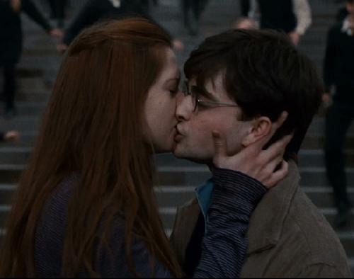 Qui est la jeune fille que Harry embrasse ?