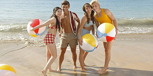 Quel est le nom du film préféré de Brady dans "Teen beach Movie" ?