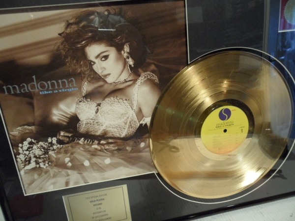 Parmi les plus gros vendeurs de disques de tous les temps, à quelle place se situe Madonna ?