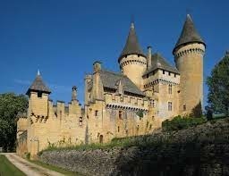 Qui hanterait  le  château de Puymartin ?