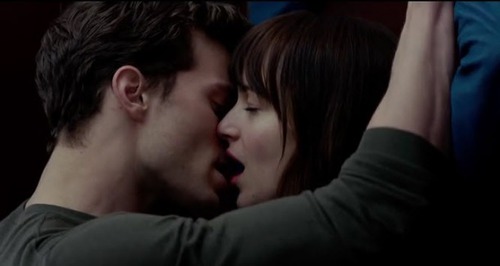 Où Christian et Anastasia s'embrassent-ils pour la première fois ?