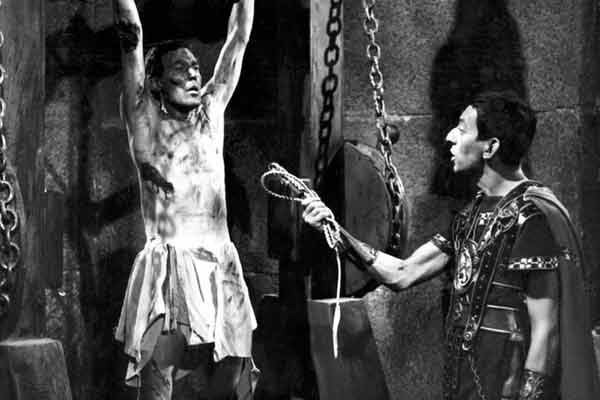 Gainsbourg incarne Corvinus dans "La Révolte des esclaves" de Nunzio Malasomma (1960). Le film est l'adaptation d'un roman de Nicholas Wiseman intitulé :