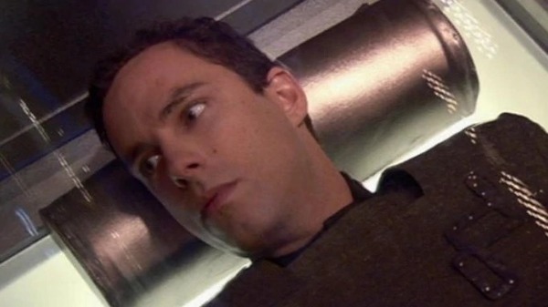 Quel est le matricule du Réplicateur humanoïde qui attaque Carter et Teal'c au début de la saison 8 ?