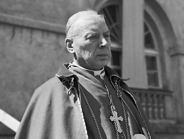 Le 28 mai 1972, il est ordonné prêtre par le cardinal ...