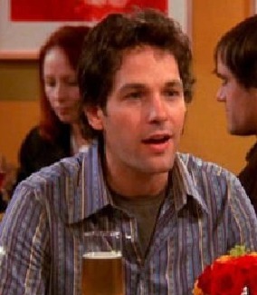 Dans quelle saison Phoebe commence à sortir avec Mike ?