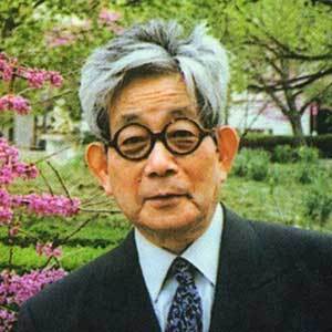 Quel écrivain japonais spécialisé en littérature française durant ses études universitaires reçut le prix Nobel de littérature ?