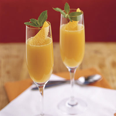 Trouvez le nom de ce cocktail : 4 cl de champagne, 8 cl de jus d'orange, une cuillère à café de triple sec (Cointreau, Grand marnier, ...).