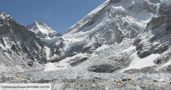 Sur quelle chaîne de montagnes se situe l'Everest ?