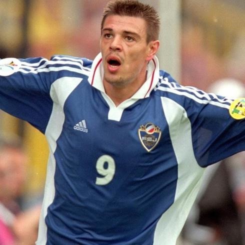 Qui est ce yougoslave qui a inscrit 4 buts durant les phases de poules ?