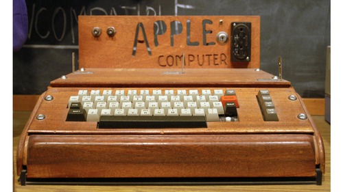 Comment s'appelle le premier ordinateur créé par Apple ?